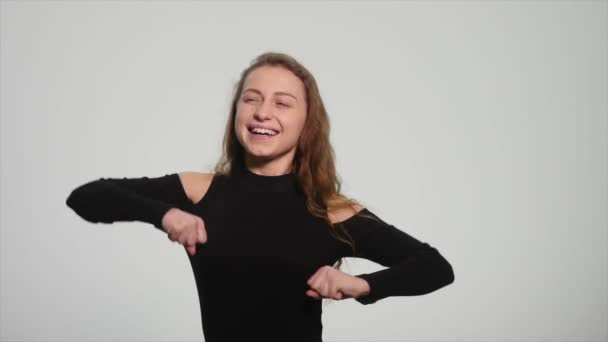 Krásná rusovláska dívka ukazuje různé emoce na bílém pozadí