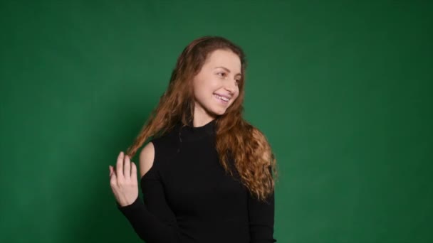 Schöne rothaarige Mädchen zeigt verschiedene Emotionen auf grünem Hintergrund — Stockvideo