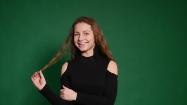 Farklı duygular yeşil arka plan üzerinde gösterilen güzel kızıl saçlı kız