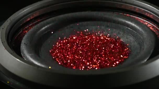 Subwoofer Audio Speaker trillingen met rode Glitter — Stockvideo