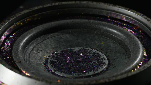 Abstrakter Hintergrund eines Subwoofers, der sich schnell mit Glitzern bewegt — Stockvideo