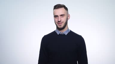 Bir öpücük gönderme genç gülümseyen biri closeup portresi