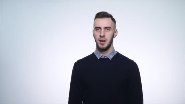 Kızgın genç adam beyaz arka plan üzerinde. yakın çekim. ağır çekim