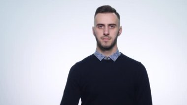 Bir madeni para bitcoin olan genç bir adam