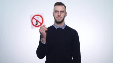 genç adam holding işaretleri beyaz bir arka plan üzerinde telefonda konuşmak yok