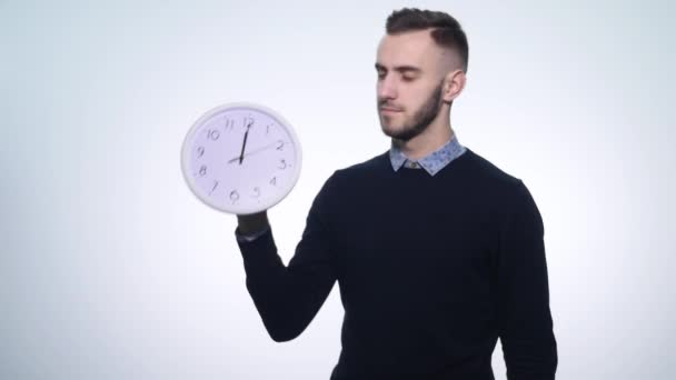 Άνθρωπος που κρατά ρολόι σε απομονωμένες άσπρο φόντο — Αρχείο Βίντεο
