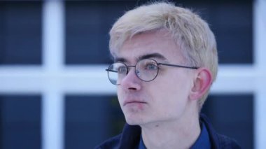 Genç adam düşünme yakın çekim