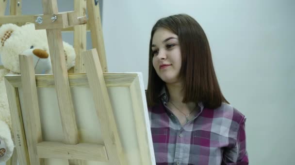 Vacker konstnär målar på duk — Stockvideo