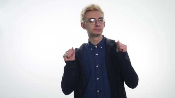 Junger Mann tanzt auf weißem Hintergrund — Stockvideo
