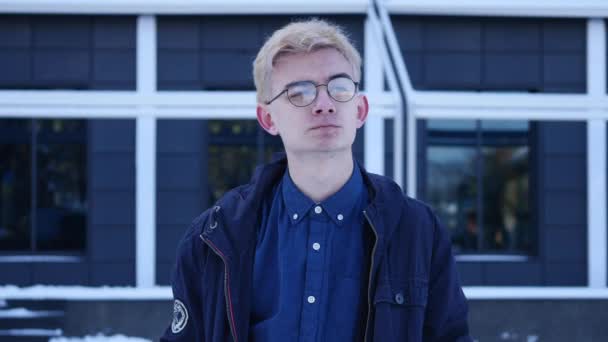 Pohledný mladý muž v brýlích ukazuje různé emoce — Stock video