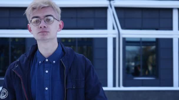 Guapo joven en gafas mostrando diferentes emociones — Vídeos de Stock