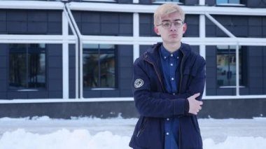 üzgün genç adam sokakta bardaklarda