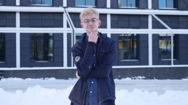 Genç adam düşünme sokakta