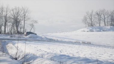 21.01.2018, Chernivtsi, Ukrayna - kış sürüş. Araba sürücüleri tarafından buzlu yolda kar kış Gölü kapalı. Kışın kar yarış yolda yarış spor araba.