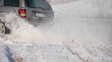 21.01.2018, Chernivtsi, Ukrayna - 4 x 4 jeep kar aşırı binmek