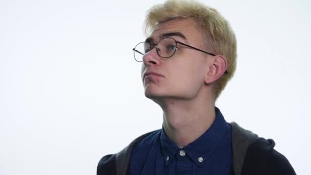 Knappe blonde man tonen verschillende emoties op witte achtergrond. Close-up — Stockvideo