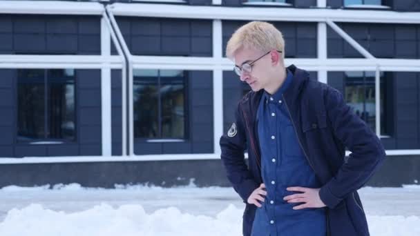 Nervoso estressado jovem estudante se sente estranho olhando para o lado ansiosamente ansioso ansioso por algo. Emoção humana expressão facial sentimento linguagem corporal — Vídeo de Stock