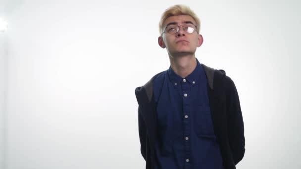 Stilig ung man visar olika känslor — Stockvideo