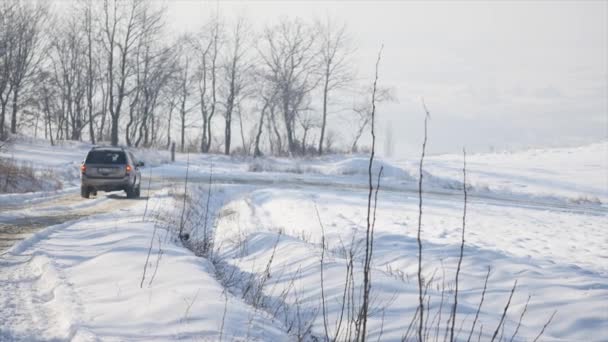 Autó kerekek lovaglás a mély hóban a téli szezonban — Stock videók