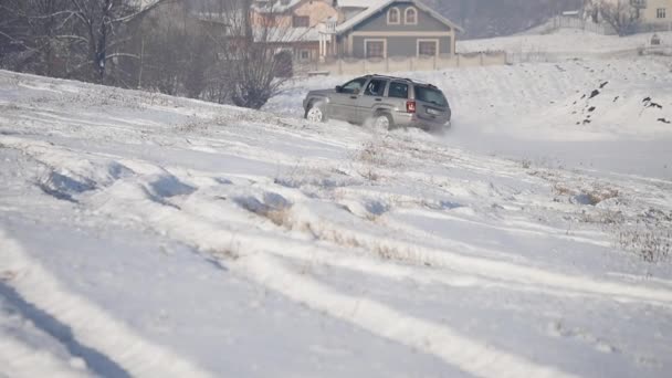 21.01.2018, Tjernivtsi, Ukraina - Suv med snöiga fälgar och vinterdäck körning på snö — Stockvideo