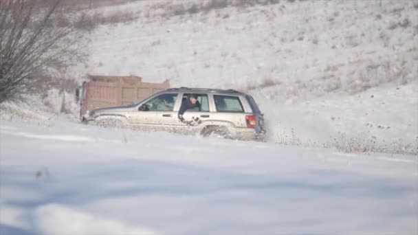 21.01.2018, Ukrajina - Suv s zasněžené kola a zimní pneumatiky na sněhu — Stock video
