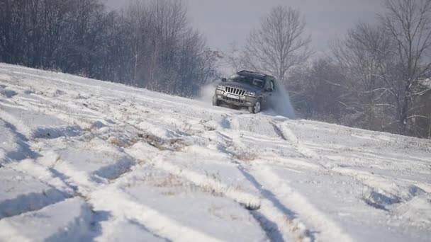 21.01.2018, Chernivtsi, Ucrania - coche de patinaje en la nieve — Vídeos de Stock