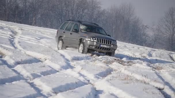 21.01.2018, Czerniowce, Ukraina - jazdy zimą. Napęd samochodów przez oblodzonym torze na śniegu objętych jeziora w zimie. Samochód sportowy, wyścigi na torze śniegu w zimie. — Wideo stockowe