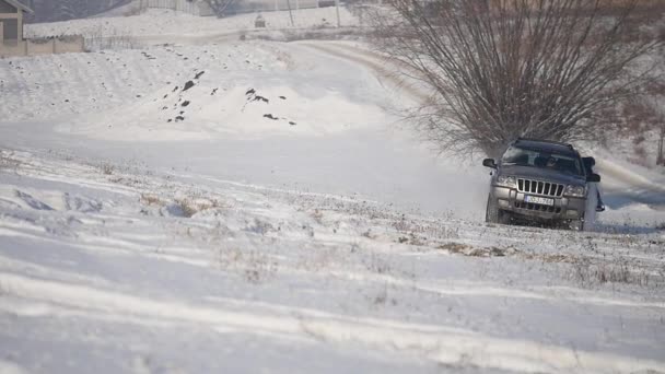 21.01.2018, Tjernivtsi, Ukraina - Suv med snöiga fälgar och vinterdäck körning på snö — Stockvideo