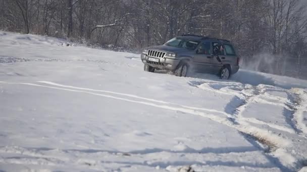 21.01.2018, Τσέρνοβτσι, Ουκρανία - χειμερινή οδήγηση. Αυτοκίνητο οδηγώ από παγωμένη πίστα στο χιόνι κάλυψε λίμνη το χειμώνα. Σπορ αυτοκίνητο αγώνων στην πίστα χιονιού το χειμώνα. — Αρχείο Βίντεο