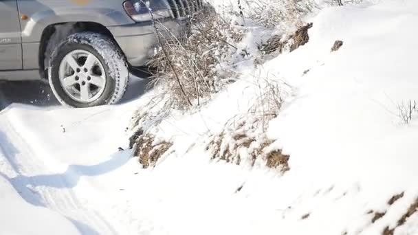 21.01.2018, Chernivtsi, Ucrânia - Suv com rodas nevadas e pneus de inverno dirigindo na neve, vista close-up — Vídeo de Stock