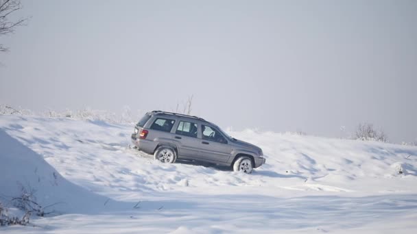 21.01.2018, Chernivtsi, Ucrânia - Rodas de carro montadas em neve profunda na temporada de inverno — Vídeo de Stock
