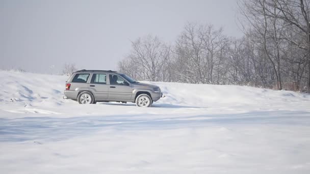21.01.2018, Czerniowce, Ukraina - jazda na śniegu. Zimą samochód utworów na plaży snowy. Prowadzenie samochodu wyścigu na zaśnieżonej drodze. Tor wyścigowy samochód zimą z odbicie słońca. Wyścig na torze w — Wideo stockowe