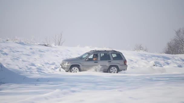 21.01.2018, Chernivtsi, Ucrânia - Condução de inverno. Carro dirige por pista gelada no lago coberto de neve no inverno. Corrida de carro esporte na pista de corrida de neve no inverno . — Vídeo de Stock