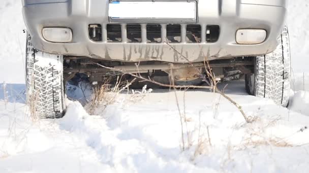 21.01.2018, Chernivtsi, Ucrânia - DRIVING IN THE SNOW. Trilhas de carro de inverno na praia nevada. Dirigir um carro de corrida em uma estrada nevada. Pista de inverno corridas de carro com reflexão do sol. Corrida na pista no — Vídeo de Stock