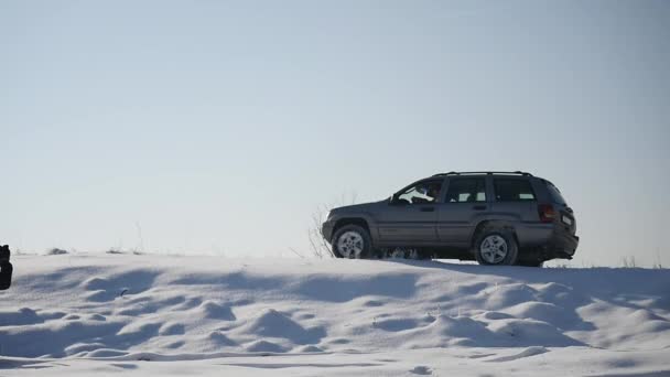 21.01.2018, Czerniowce, Ukraina - jazda na śniegu. Zimą samochód utworów na plaży snowy. Prowadzenie samochodu wyścigu na zaśnieżonej drodze. Tor wyścigowy samochód zimą z odbicie słońca. Wyścig na torze w — Wideo stockowe