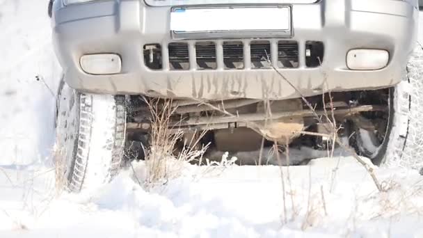 21.01.2018, Chernivtsi, Ucrânia - Rodas de carro montadas em neve profunda na temporada de inverno — Vídeo de Stock