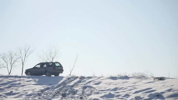 21.01.2018, Chernivtsi, Ucrania - Conducción de invierno. Coche conduce por pista helada en el lago cubierto de nieve en invierno. Deportes carreras de coches en pista de carreras de nieve en invierno . — Vídeo de stock