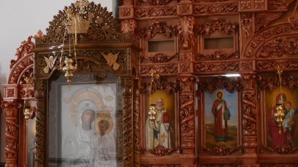 30.01.2018, Chernivtsi, Ucrania - hermoso iconostasio de madera en la nueva iglesia — Vídeo de stock