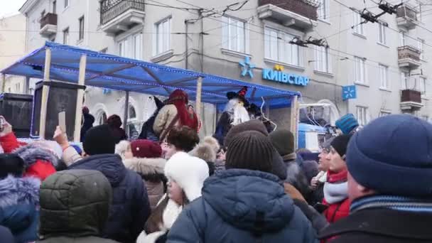 Chernivtsi - Ucrania - 15 de enero de 2018 Las tradicionales jornadas anuales del festival folklore-etnográfico navideño Malanka Fest 2018 en la ciudad ucraniana de Chernivtsi — Vídeos de Stock