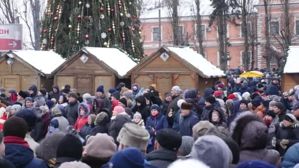 Černovice - Ukrajina - 15. ledna 2018 tradiční každoroční dny vánoční národopisný folklorní festival Malanka Fest 2018 n ukrajinské město Černovice — Stock video