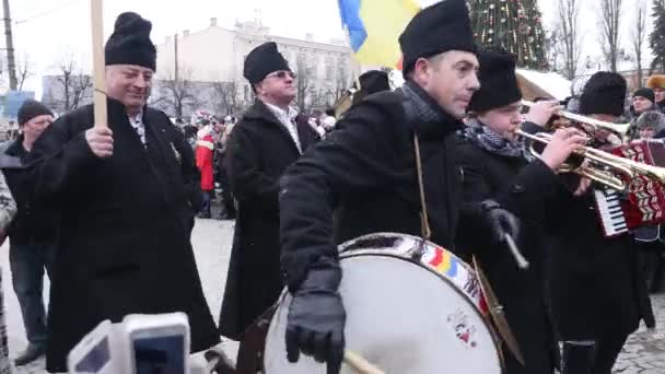 Chernivtsi - Ucrânia - 15 de janeiro de 2018 Os dias tradicionais anuais do festival folclórico-etnográfico de Natal Malanka Fest 2018 n a cidade ucraniana de Chernivtsi — Vídeo de Stock