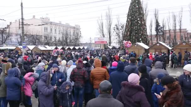 Chernivtsi - Ucrania - 15 de enero de 2018 Las tradicionales jornadas anuales del festival folklore-etnográfico navideño Malanka Fest 2018 en la ciudad ucraniana de Chernivtsi — Vídeo de stock
