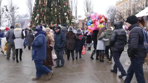Chernivtsi - Ukraine - January 15, 2018 The traditional annual days of Christmas folklore-ethnographic festival Malanka Fest 2018 n the Ukrainian city of Chernivtsi — Stock Video