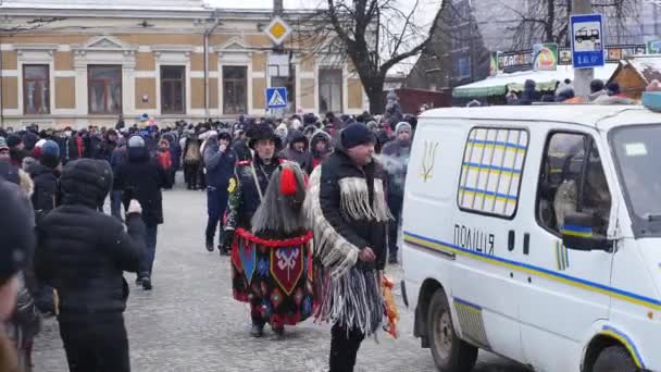 ЧЕРНИВЦИ, УКРАИНА - 15 ЯН, 2018: Фестиваль Маланки в Черновцах. Народные гуляния на улицах одевают людей в смешные костюмы — стоковое видео