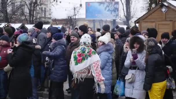 Chernivtsi, Oekraïne - Jan 15, 2018: Malanka Festival in Tsjernivtsi. Folk festiviteiten op straat mensen gekleed in komische kostuums — Stockvideo