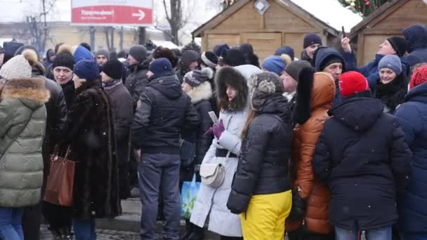Chernivtsi, Oekraïne - Jan 15, 2018: Malanka Festival in Tsjernivtsi. Folk festiviteiten op straat mensen gekleed in komische kostuums — Stockvideo