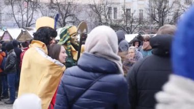 Chernivtsi, Ukrayna - 15 Ocak 2018: Chernivtsi Malanka Festivali. Halk sokaklarda şenliğe insanlar komik kostümler giymiş.