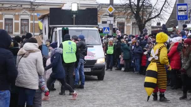 CHERNIVTSI, UCRANIA - 15 ENE 2018: Festival de Malanka en Chernivtsi. Fiestas populares en las calles vestidos con trajes cómicos — Vídeos de Stock