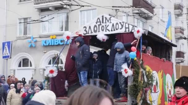 CHERNIVTSI, UCRANIA - 15 ENE 2018: Festival de Malanka en Chernivtsi. Fiestas populares en las calles vestidos con trajes cómicos — Vídeos de Stock