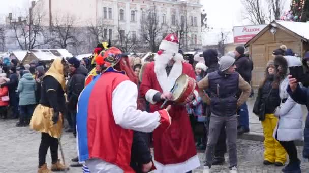 Černovice, Ukrajina - Jan 15, 2018: Malanka Festival v Chernivtsi. Lidové slavnosti na ulicích oblečený lidi v komické kostýmy — Stock video